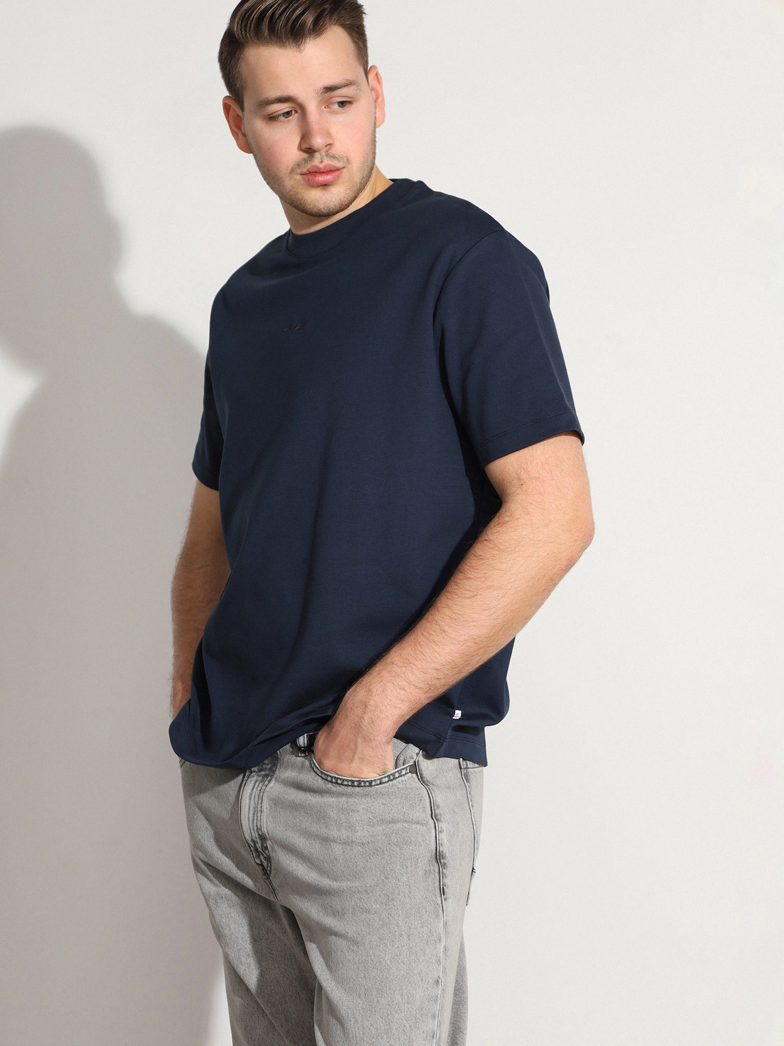 Футболка темно-синего цвета из смесового хлопка